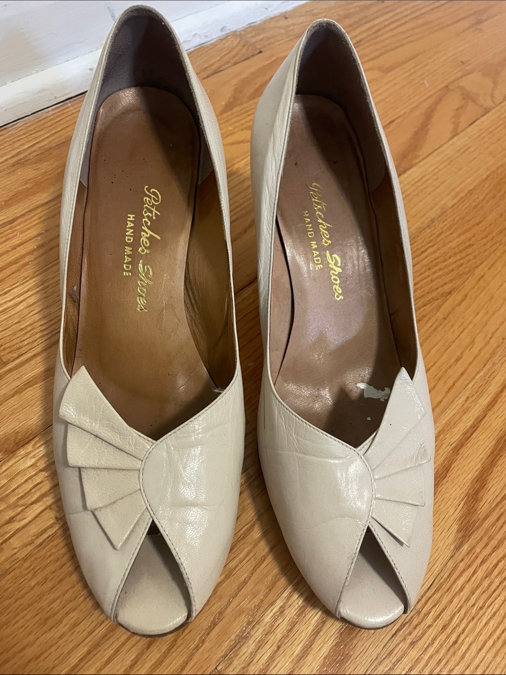 Women’s Cream Peep-Toe Pumps Vintage like new